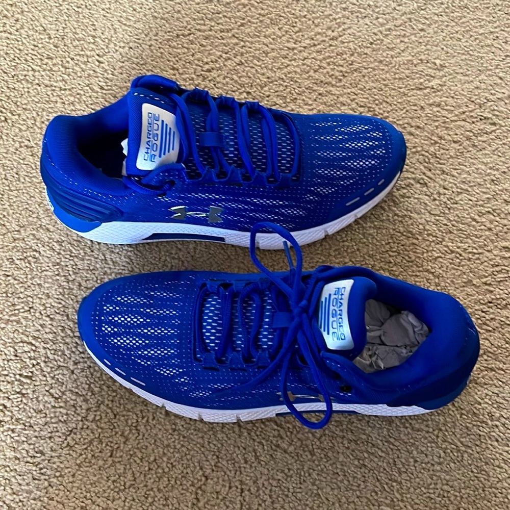 Under Armour Charged Rogue 9.5 Mens running shoe. Blue NEVER WORN, new in box